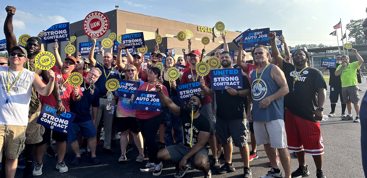 Members of Auto Workers Local 862 rallied on Thursday in Louisville, Kentucky. They work at Ford’s Kentucky Truck Plant building Ford Super Duty Trucks, Ford Expeditions, and Lincoln Navigators, and at the Louisville Assembly Plant where they build Ford Escapes and Lincoln Corsairs. A second rally was held on Friday. Photo: Luis Feliz Leon